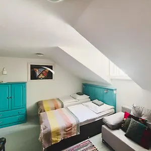 https://old-town-hostel-kanonia-apartments.warsawhotelspoland.com